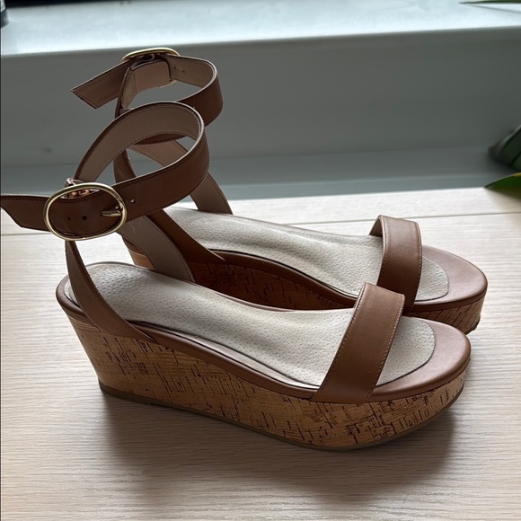 Stuart Weizmann Women's Tan Platform Sandals - Picture 2 of 10